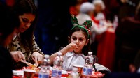 Para tunawisma ini akan disajikan makanan-makanan enak. Anak-anak kecil juga akan mendapatkan kado Natal.