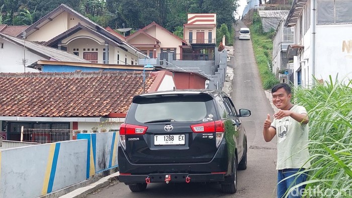 Warga lokal Lembang saat membantu di tanjakan ekstrem