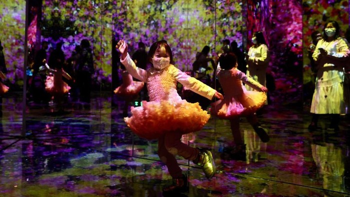 Warna-warni Cahaya di Museum Massless Immersive Beijing Museum Massless Immersive di Beijing ini menyuguhkan berbagai macam instalasi cahaya yang menarik. Apa saja? Yuk lihat foto-fotonya.