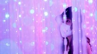 Seorang pengunjung wanita melihat salah satu instalasi cahaya yang ada di Museum Massless Immersive, Beijing, China, Sabtu (24/12/2022).