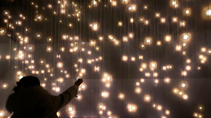 Warna-warni Cahaya di Museum Massless Immersive Beijing Museum Massless Immersive di Beijing ini menyuguhkan berbagai macam instalasi cahaya yang menarik. Apa saja? Yuk lihat foto-fotonya.