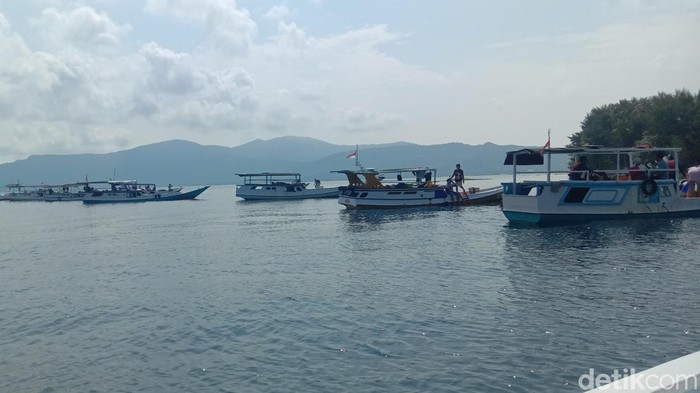 Wisatawan di Pulau Karimunjawa, Mei 2022.