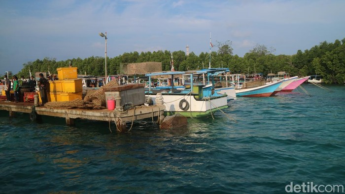 Ratusan wisatawan tertahan di Pulau Karimunjawa, Jawa Tengah. Para wisatawan yang terdiri dari WNI dan WNA itu terjebak di Pulau Karimunjawa akibat cuaca buruk.