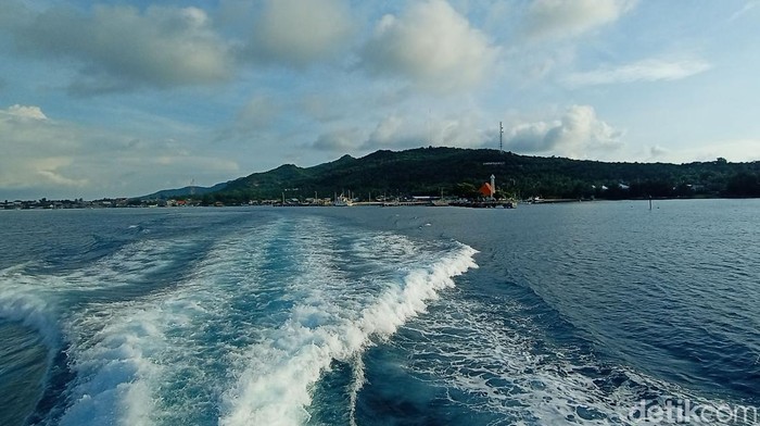 Ratusan wisatawan tertahan di Pulau Karimunjawa, Jawa Tengah. Para wisatawan yang terdiri dari WNI dan WNA itu terjebak di Pulau Karimunjawa akibat cuaca buruk.