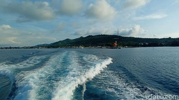 Ratusan wisatawan tertahan di Pulau Karimunjawa, Jawa Tengah. Para wisatawan yang terdiri dari WNI dan WNA itu terjebak di Pulau Karimunjawa akibat cuaca buruk.