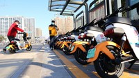 Letak sepeda ini berada di pinggir jalan kota Lianyungang, Jiangsu, China.