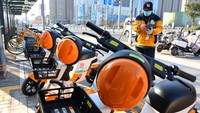 Uniknya, sepeda ini sudah dilengkapi helm yang diletakkan pada bagian depan sepeda.  
