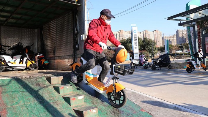 Sebuah perusahaan di China meluncurkan sepeda listrik baru di Lianyungang, China. Uniknya, sepeda ini sudah dilengkapi dengan helm untuk lebih safety.