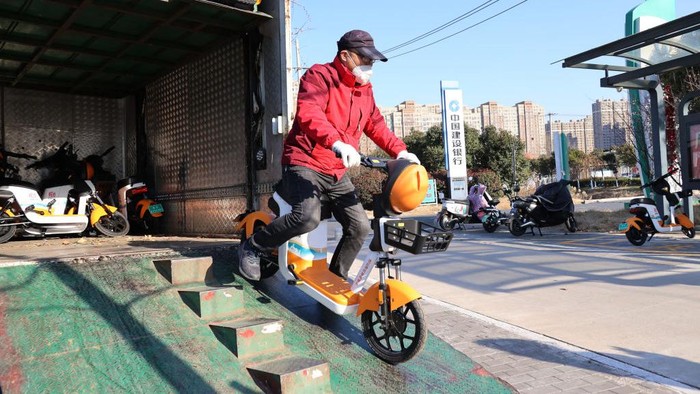 Wujud Sepeda Listrik Baru di China, Ada Helmnya Sebuah perusahaan di China meluncurkan sepeda listrik baru di Lianyungang, China. Uniknya, sepeda ini sudah dilengkapi dengan helm untuk lebih safety.