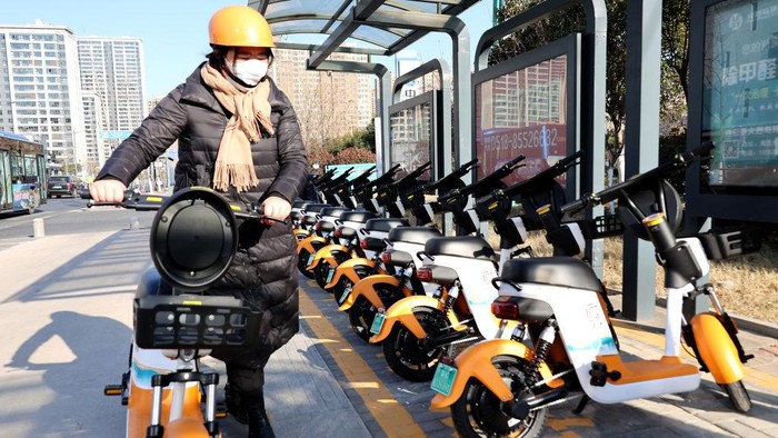 Wujud Sepeda Listrik Baru di China, Ada Helmnya Sebuah perusahaan di China meluncurkan sepeda listrik baru di Lianyungang, China. Uniknya, sepeda ini sudah dilengkapi dengan helm untuk lebih safety.