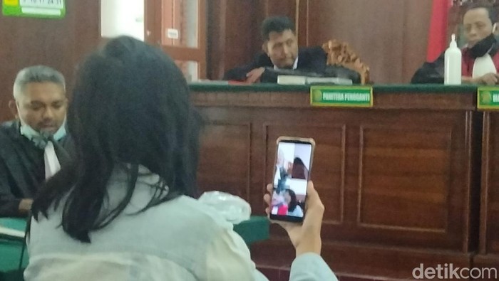 Yessi saat memberikan kesaksian di Pengadilan Negeri Surabaya