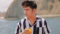 Pergi ke Labuan Bajo, Zikri Daulay memilih jus untuk menyegarkan tenggorokannya. Cuaca yang terik membuat cirinya kesulitan untuk membuka mata lebar-lebar. Foto: Instagram/zikridaulay