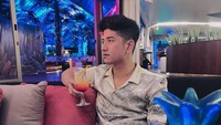 Mampir di sebuah kafe, Zikri Daulay juga memesan racikan minuman yang segar. Ada potongan lemon hingga campuran selasih di dalam segelas minuman yang dipesannya. Foto: Instagram/zikridaulay
