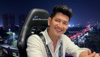 Zikri Daulay memiliki nyali yang besar. Ia nekat mencoba sensasi makan malam di atas ketinggian di tengah kota Jakarta. Foto: Instagram/zikridaulay
