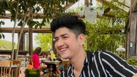 Menyambangi restoran dengan konsep natural juga dilakukannya saat memiliki waktu luang. Sambil menunggu makanannya, Zikri Daulay menikmati minuman terlebih dahulu. Foto: Instagram/zikridaulay