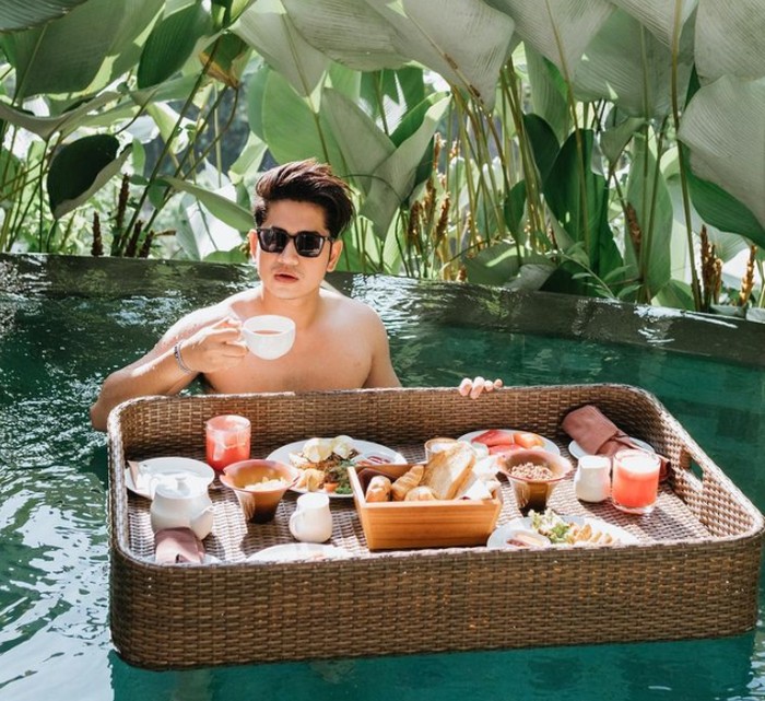 Zikri Daulay 10 Gaya Zikri Daulay Saat Menikmati Jus hingga Floating Breakfast