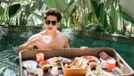 10 Gaya Zikri Daulay Saat Menikmati Jus hingga Floating Breakfast
