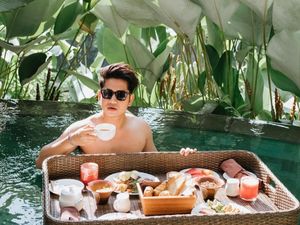 10 Gaya Zikri Daulay Saat Menikmati Jus hingga Floating Breakfast