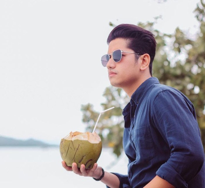 Zikri Daulay 10 Gaya Zikri Daulay Saat Menikmati Jus hingga Floating Breakfast