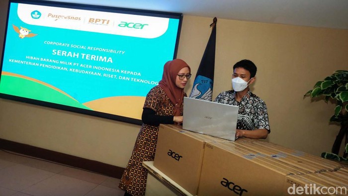Acer memberikan dukungan 100 laptop kepada Kemendikbudristek. Pemberian laptop ini bertujuan mendukung pengembangan talenta berprestasi Indonesia.