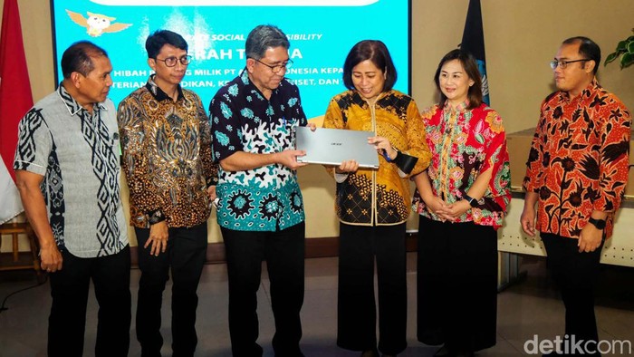 Acer memberikan dukungan 100 laptop kepada Kemendikbudristek. Pemberian laptop ini bertujuan mendukung pengembangan talenta berprestasi Indonesia.