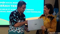 Head of Marketing Acer Indonesia Fransisca Maya (kanan) menyerahkan laptop secara simbolis kepada Kepala Pusat Prestasi Nasional Kemendikbudristek Hendarman di Jakarta, Selasa (27/12/2022).