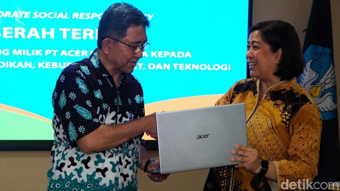 100 Laptop untuk Dukung Pengembangan Talenta Berprestasi Indonesia Acer memberikan dukungan 100 laptop kepada Kemendikbudristek. Pemberian laptop ini bertujuan mendukung pengembangan talenta berprestasi Indonesia.