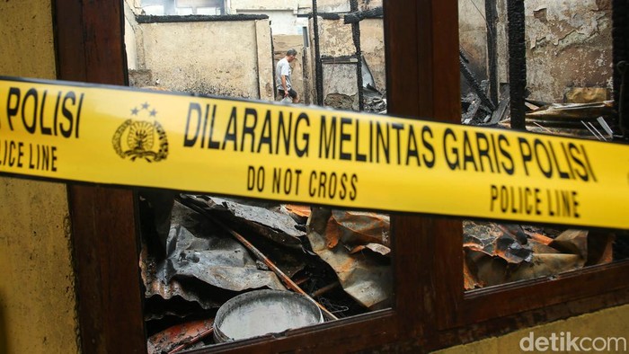 Kebakaran melanda kawasan padat penduduk di Jalan Bangka I, Kecamatan Mampang, Jakarta Selatan, Senin (26/12) malam. 83 rumah hangus dalam kebakaran tersebut.