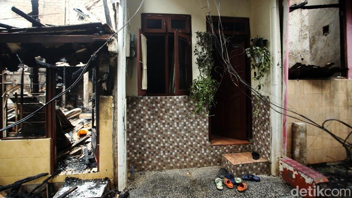 83 Rumah Terbakar di Mampang, Begini Kondisinya Kebakaran melanda kawasan padat penduduk di Jalan Bangka I, Kecamatan Mampang, Jakarta Selatan, Senin (26/12) malam. 83 rumah hangus dalam kebakaran tersebut.