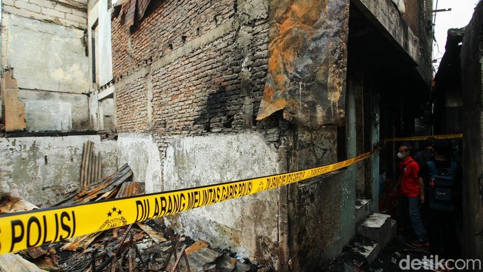 83 Rumah Terbakar di Mampang, Begini Kondisinya Kebakaran melanda kawasan padat penduduk di Jalan Bangka I, Kecamatan Mampang, Jakarta Selatan, Senin (26/12) malam. 83 rumah hangus dalam kebakaran tersebut.