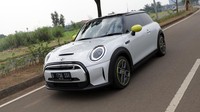 Sejak diluncurkan pada awal Juni 2022 silam, MINI Cooper Electric jadi buah bibir para pencari mobil listrik. Di Indonesia penjualannya mencapai 26 unit dan menduduki posisi ke-6 mobil listrik terlaris. Muhammad Hafizh Gemilang/detikcom