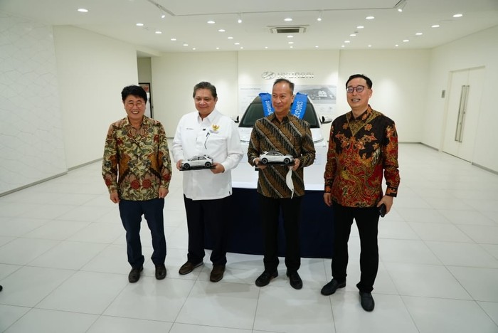 Airlangga Dorong Transformasi Kendaraan Listrik untuk Bebas Emisi