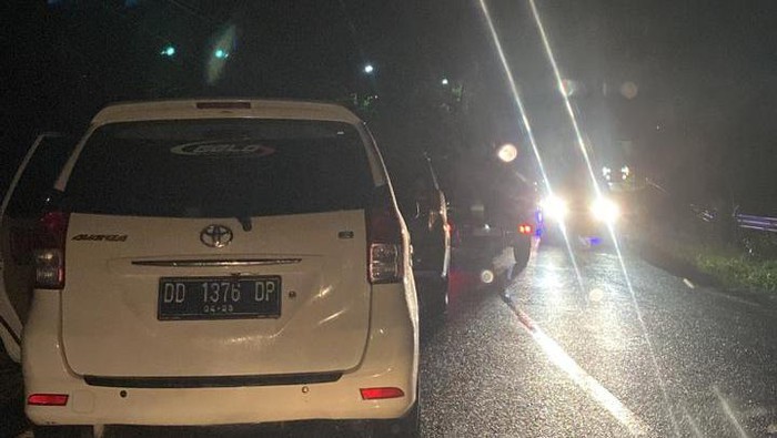 Akses Jalan Poros Maros-Bone tidak bisa dilalui kendaraan akibat longsor yang terjadi di Kecamatan Cenrana, Maros, Sulsel.