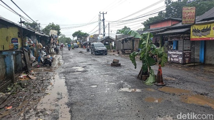 Aksi protes jalan rusak di sukabumi