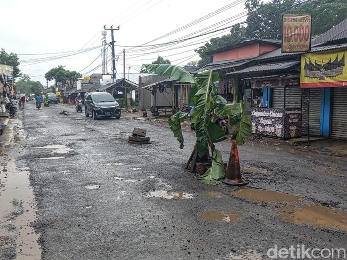 Aksi protes jalan rusak di sukabumi
