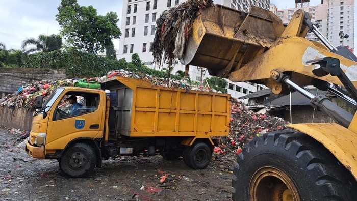 Alat berat diturunkan angkut tumpukan sampah di Pasar Kemiri Muka Depok
