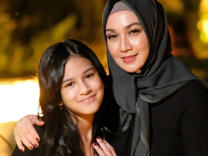 anak dina lorenza