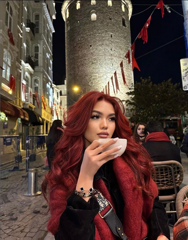 Anak pedangdut, aktris dan model Liza Natalia, Queennara Latiza Brillians Hasnoputro sudah beranjak dewasa dan penampilan seksinya kini jadi sorotan. Foto: Dok. Instagram @queennara_h.