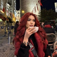 Anak pedangdut, aktris dan model Liza Natalia, Queennara Latiza Brillians Hasnoputro sudah beranjak dewasa dan penampilan seksinya kini jadi sorotan. Foto: Dok. Instagram @queennara_h.