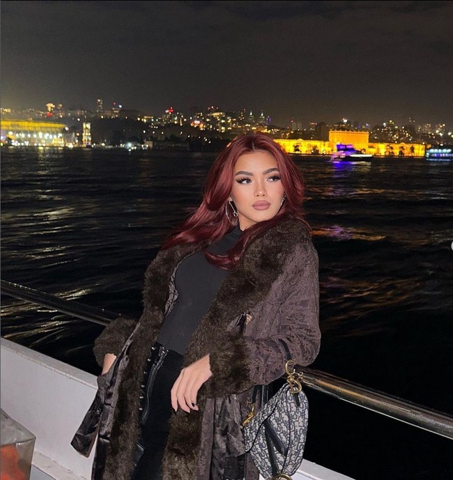 Kecantikan paras Queen mencuri perhatian publik. Ia kerap bereksperimen dengan warna rambut. Ia pernah berambut blonde dan kini konsisten dengan rambut merah yang panjang. Foto: Dok. Instagram @queennara_h.