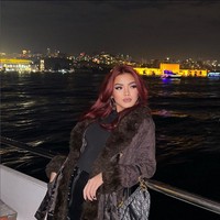 Kecantikan paras Queen mencuri perhatian publik. Ia kerap bereksperimen dengan warna rambut. Ia pernah berambut blonde dan kini konsisten dengan rambut merah yang panjang. Foto: Dok. Instagram @queennara_h.