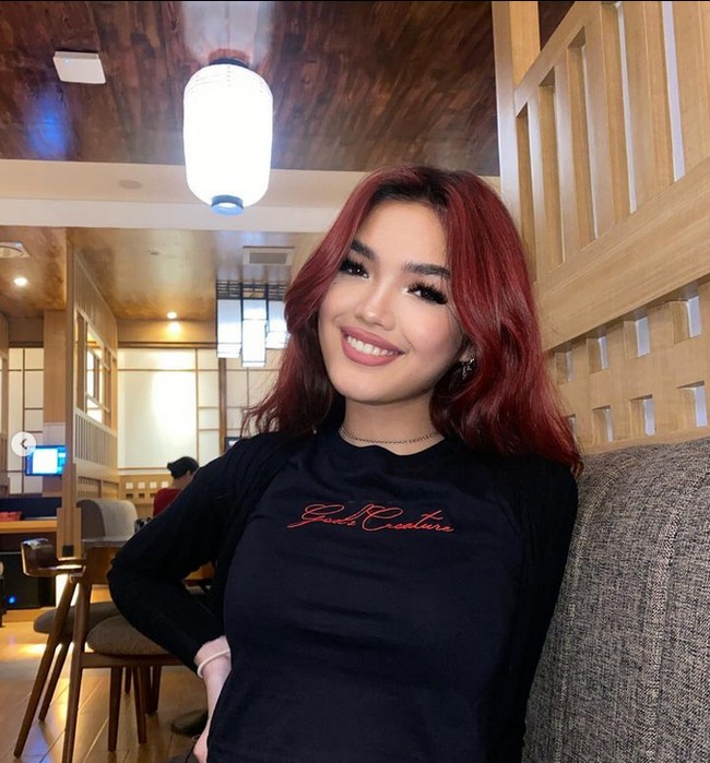 Queennara juga kerap mengunggah foto selfie dan OOTD di akun Instagram pribadi @queennara_h. Busana hitam menjadi salah satu andalan Queenara dengan riasan makeup bold dan flawless. Foto: Dok. Instagram @queennara_h.