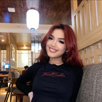 Queennara juga kerap mengunggah foto selfie dan OOTD di akun Instagram pribadi @queennara_h. Busana hitam menjadi salah satu andalan Queenara dengan riasan makeup bold dan flawless. Foto: Dok. Instagram @queennara_h.