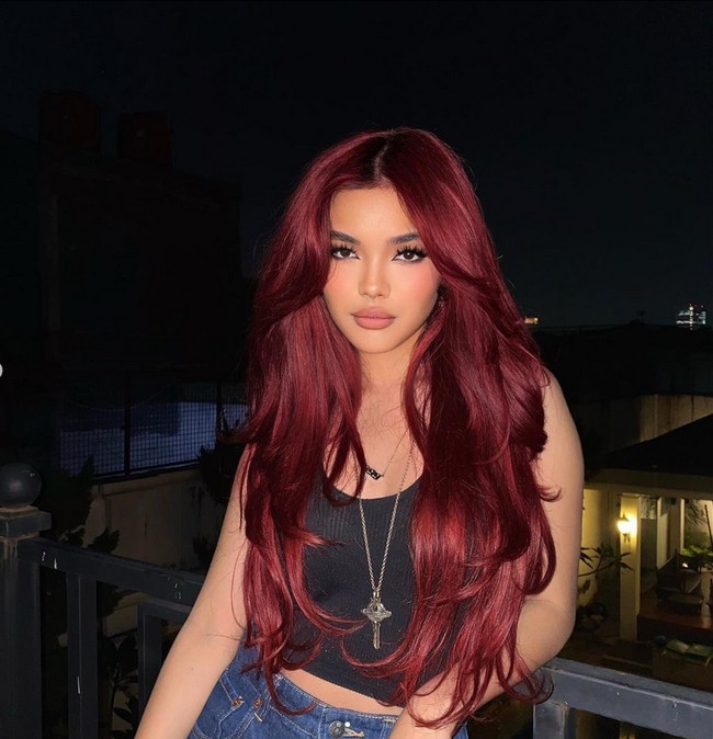 Ciri khas Queennara memakai eyelash extension, riasan bibir penuh tanpa ombre warna nude dilengkapi dengan piercing hidung. Foto: Dok. Instagram @queennara_h.