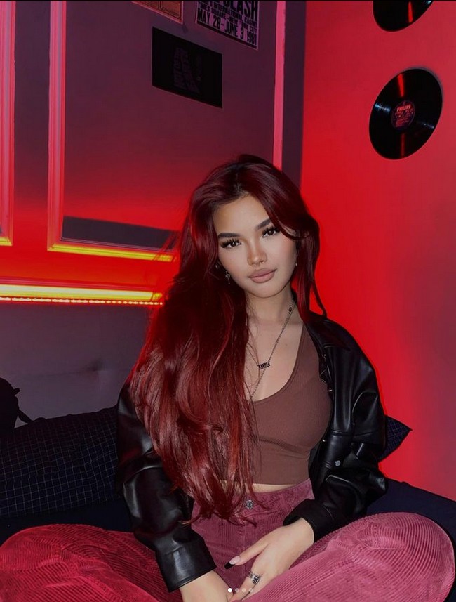 Rata-rata warganet memuji penampilan Queennara di Instagram. Tak sedikit pula yang menyorot penampilan Queennara yang tak sesuai dengan umur. Berpenampilanlah sesuai usiamu,Cantik ❤️❤️❤️, ucap pengguna Instagram @catrasweet. Tante Liza gak marah dek dandanan mu kayak gitu, ujar akun @prayogahandi04. Kok jadi aneh ya wajah nya..padahal cantik yang kemarin itu..jangan lah diubah.menurut saya kurang bagus, timpal akun @niken_rose_idham22. Foto: Dok. Instagram @queennara_h.