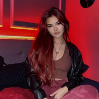 Rata-rata warganet memuji penampilan Queennara di Instagram. Tak sedikit pula yang menyorot penampilan Queennara yang tak sesuai dengan umur. Berpenampilanlah sesuai usiamu,Cantik ❤️❤️❤️, ucap pengguna Instagram @catrasweet. Tante Liza gak marah dek dandanan mu kayak gitu, ujar akun @prayogahandi04. Kok jadi aneh ya wajah nya..padahal cantik yang kemarin itu..jangan lah diubah.menurut saya kurang bagus, timpal akun @niken_rose_idham22. Foto: Dok. Instagram @queennara_h.