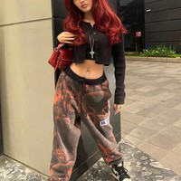 Remaja kelahiran 2006 ini juga kerap menunjukkan body goals, perut dan pinggang yang ramping. Seperti dalam foto ini, ia terlihat mengenakan atasan crop top hitam dengan jogger pants. Foto: Dok. Instagram @queennara_h.