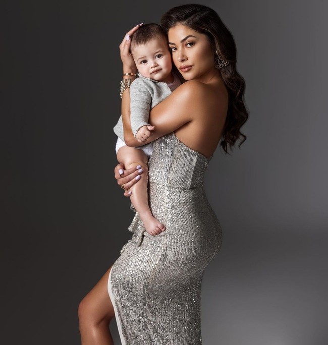 Selain model dan ring girl UFC, wanita itu memang punya banyak sumber kekayaan, termasuk OnlyFans dan real estate. (Aku) seorang investor real estate dan pemilik bukan hanya satu tapi tiga rumah/properti di LA yang mana sangat mahal. Dan wanita yang tidak takut mengambil risiko dan membangun masa depan, tulisnya dalam postingan lain.  Foto: Instagram @ariannyceleste