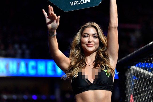 Arianny Celeste sudah lama dikenal sebagai ring girl atau gadis yang membawakan tanda nomor putaran dalam sebuah pertandingan olahraga. Meski hanya lewat, kehadirannya di pertandingan UFC selalu ditunggu penonton.Foto: Getty Images