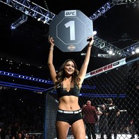 Arianny Celeste -  £ 3,6 juta atau Rp 70 miliaranSebagai gadis ring, Arianny sudah populer sejak 2006. Ia pun telah memenangkan Ringcard Girl of the Year di MMA sebanyak enam kali. Sempat beredar kabar Arianny mendapat penghasilan $70 ribu (Rp 1 miliaran) sedangkan banyak petarung hanya dapat $10 ribu (Rp 156 jutaan) sekali tampil. Rumor itu pun telah dibantah olehnya.Foto: Getty Images